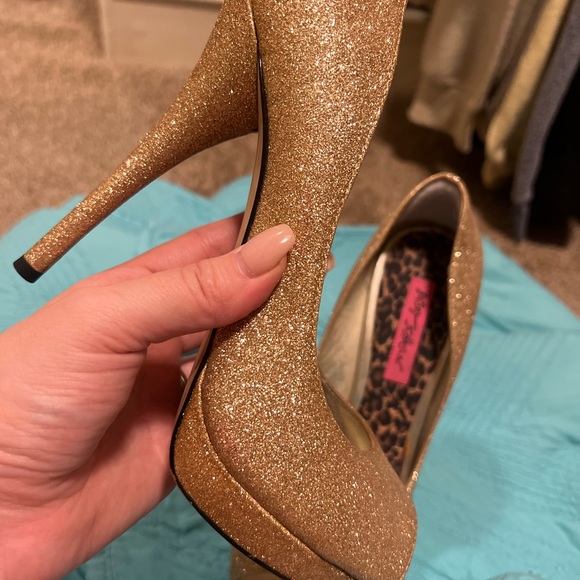 ✨Betsey Johnson Glitter Pumps✨ - Picture 4 of 5